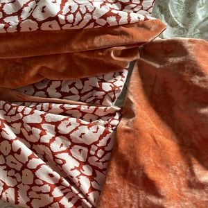 Beautiful king size duvet cover and pillow shams